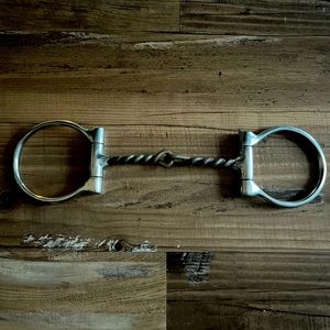 Twisted D ring snaffle bit